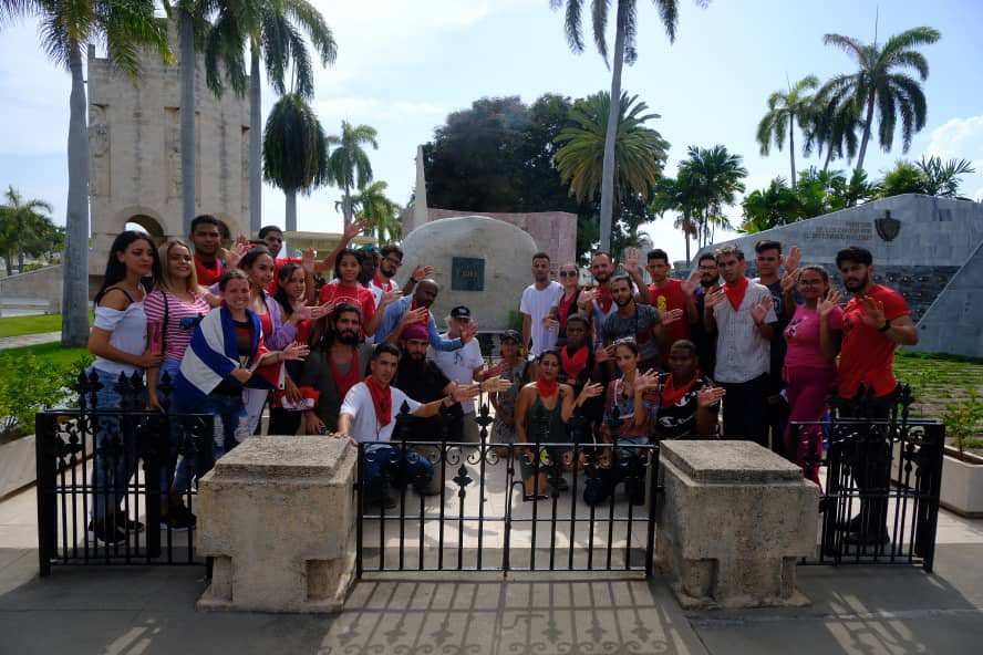 PanuelosRojos_'s tweet photo. Los Pañuelos Rojos cumpliendo el reto de @Ana_Hurtado86 al lado de Fidel🇨🇺!

"Hoy quiero gritarte, padre mío
No te sueltes de mi mano
Aún no sé andar bien sin ti"

  📸 @ElNecio_Cuba

      #SemanaAntimperialista!
#YoUsoPañueloRojo🚩!
#CubaPorLaPaz!
#NiTantitoAsí!
#FidelVive! https://t.co/vZ04xz7D8a