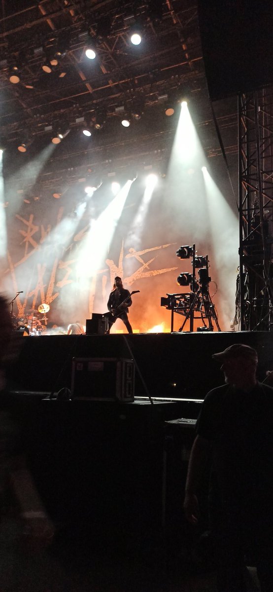 CindyloveHorror's tweet photo. @bfmvofficial saw you guys the 1st time live @FullForceGER 22. Standing in the 1 row.
Amazing 🔥🔥🤘☺️🤘😍😍
#fullforce22 #fullforcefestival #bulletformyvalentine #metal #metalfestival #concert https://t.co/eK3qJQpdKO