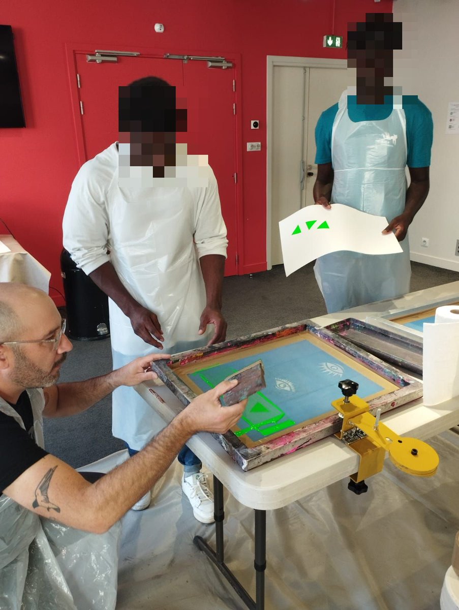FrancasSSD's tweet photo. Merci au Maif Social Club @MSC_Officiel de nous avoir accueillis lundi pour visiter l'expo "Prendre la tangente" et faire un atelier sérigraphie sur cerf-volants avec Brian Cougar . https://t.co/a1edWlQBwp