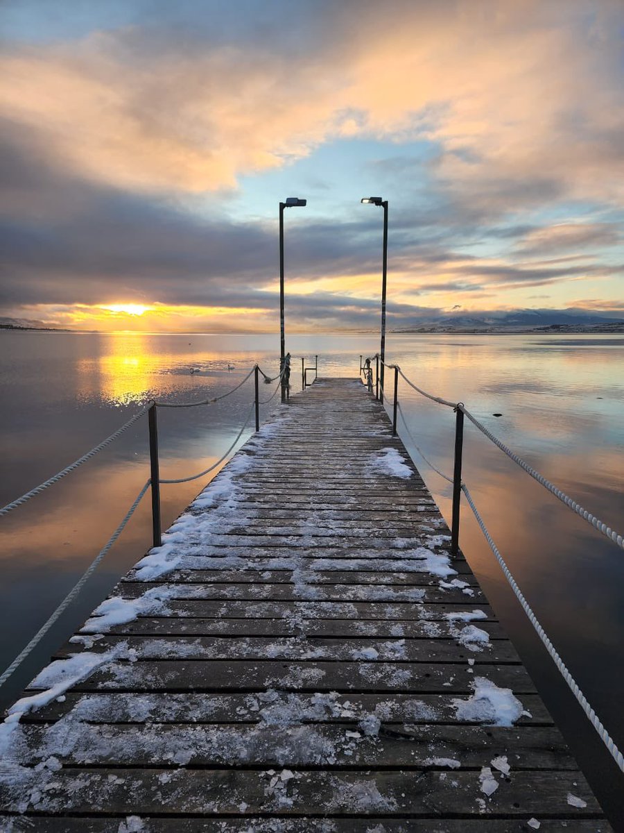 Cae la tarde en Puerto Natales en una linda tarde de invierno ❄️ 

Foto: Juan Alarcón Maichil 

#PNT