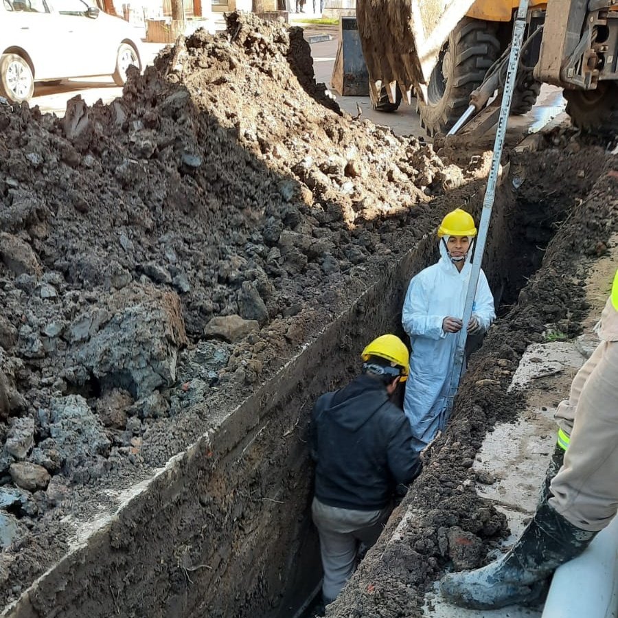 chacosameep's tweet photo. 🚧 Obras de saneamiento en #Resistencia
 
 👷‍♂️ Llevamos  adelante el recambio del tramo de red #cloacal 🕳️ en Av. Las Heras y Franklin para mejorar el sistema de efluentes en la ciudad. https://t.co/bNVQungVzV