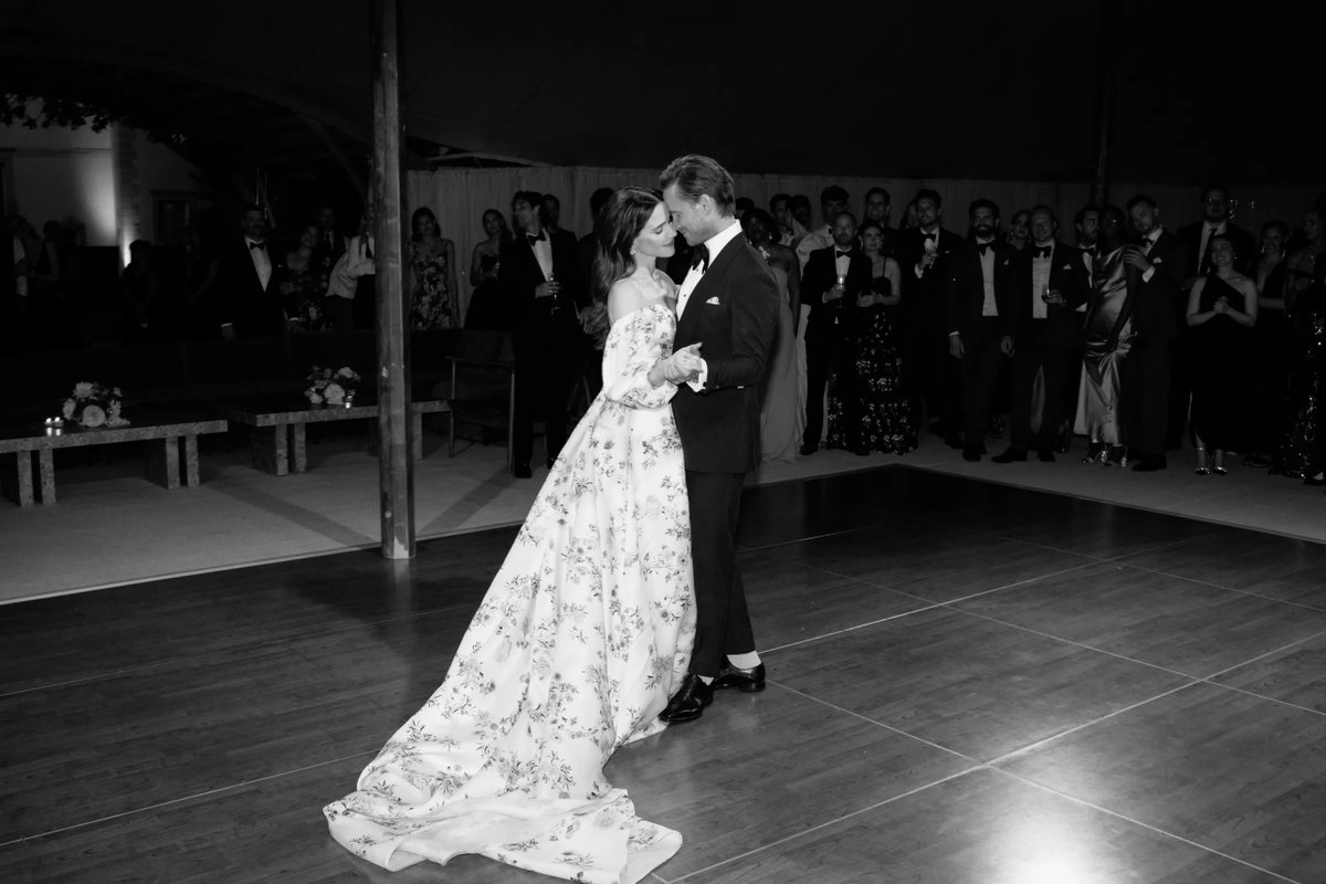 voguemagazine's tweet photo. The couple entered the reception and began their first dance to friend Jack Garratt playing a rendition of “Sunday Kind of Love” by Etta James, backed by the band. https://t.co/1HqYeJQHRH https://t.co/2nhHnoeXEz