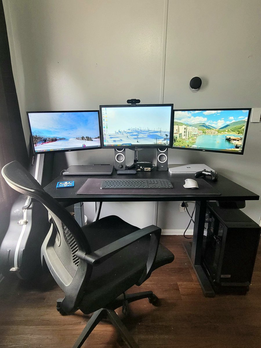 TonyFWeb's tweet photo. @LinusTech Hope I'm not too late. Triple monitor KVM cooks a ton of extra spaghetti https://t.co/gBBAiEccoC