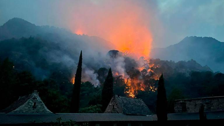 limoncharra's tweet photo. Batuecas ardiendo #quiñonesdimision #IFMonsagro https://t.co/LhFEWEMYGd