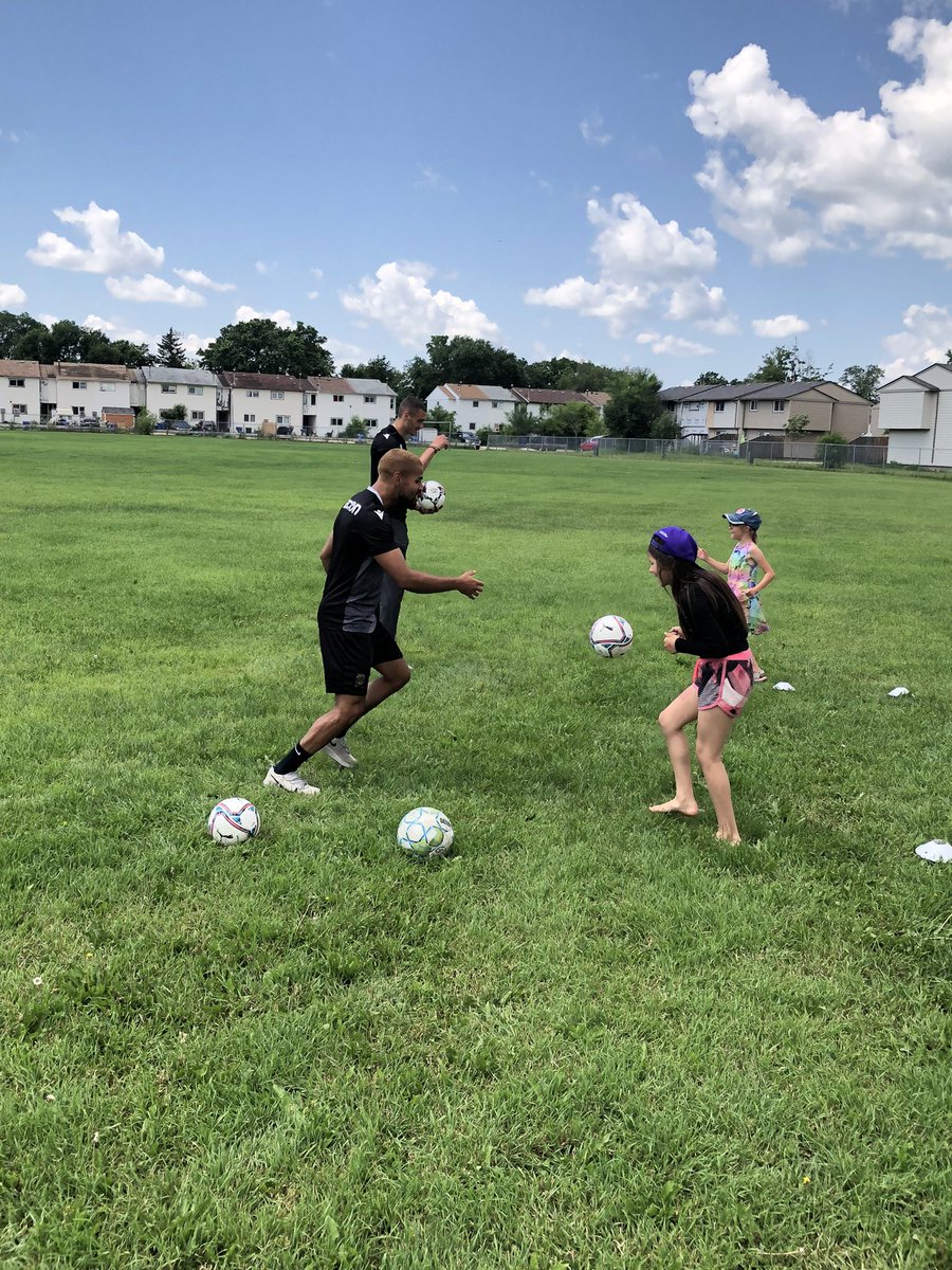 Thank you to @ValourFootball for coming out to <a href="/PembinaTrails/">Pembina Trails SD</a> Ignite3 program at <a href="/SchoolWestgrove/">Westgrove School</a> to share the love of soccer. Thank you for being amazing role models to our students!