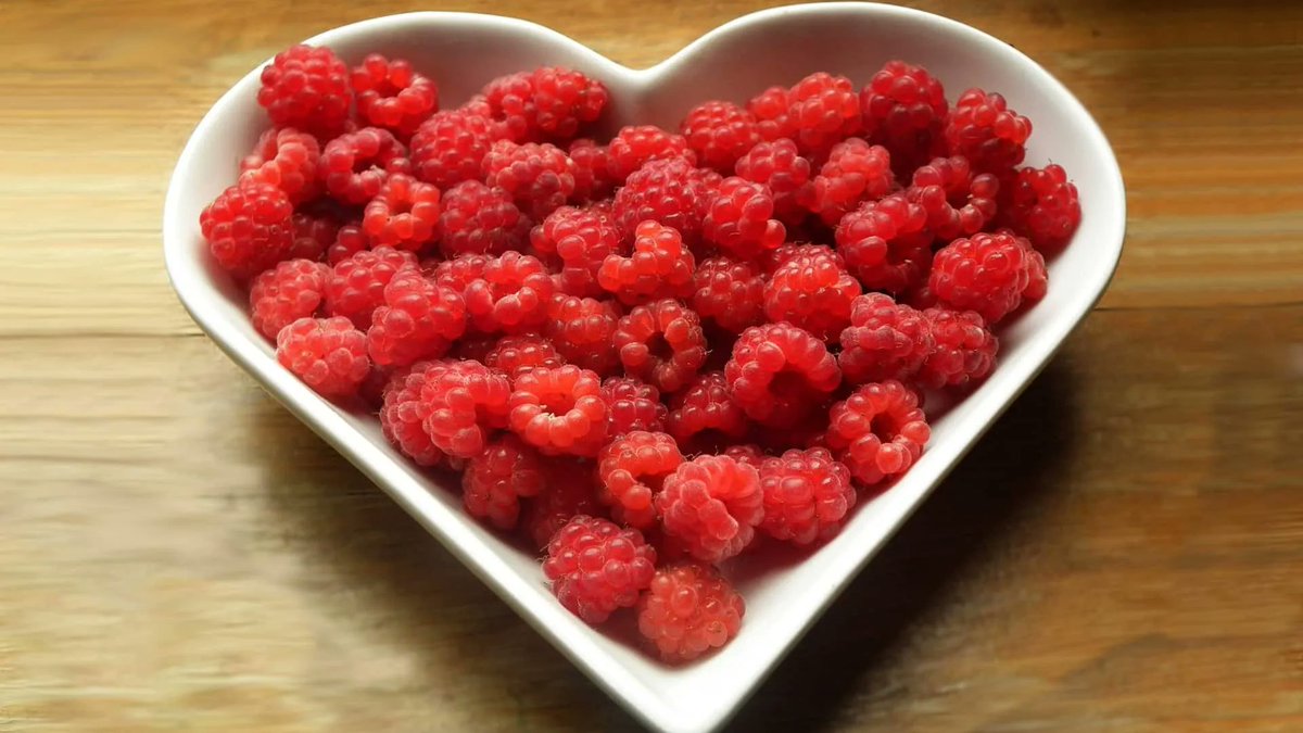 nutrition_facts's tweet photo. The number one killer of Americans may be not eating enough fruit. Even if we just met the recommendations for fruit and vegetable intake we could save more than 100,000 people a year. https://t.co/fC5CLO4mgt https://t.co/Mq2NvvbPWC