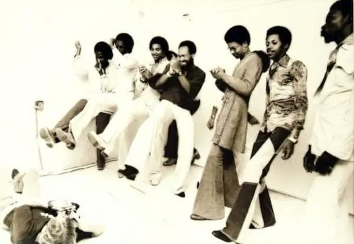 EarthWindFire's tweet photo. #TBT Behind the scenes of a photoshoot circa 1975. https://t.co/ihAWp52Oh3