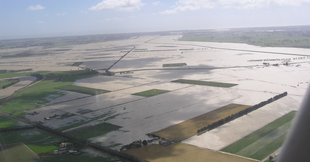 HorizonsRC's tweet photo. #flashbackfriday to the February 2004 floods that had a significant impact on our region. This event saw significant upgrades to our flood protection to protect our communities from events like this week. Photos of the Manawatū River and Moutoa Floodway https://t.co/VYeDwzyRSt