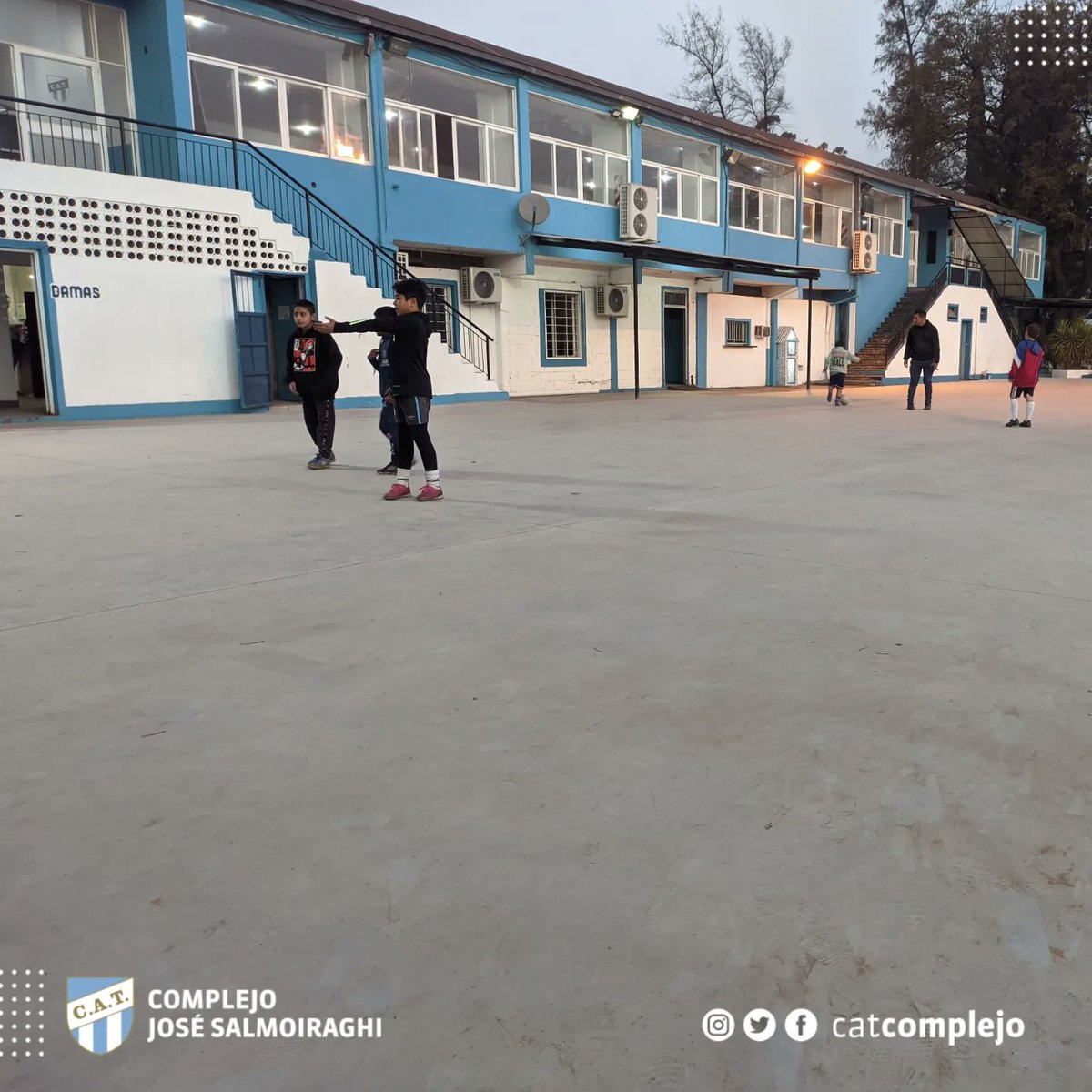 catcomplejo's tweet photo. #Institucional

Siguen avanzando las obras, en nuestro Complejo José Salmoiraghi, para lo que será la nueva cancha de voley.

¡Cada vez falta menos!

#VamosDecano💪💙 https://t.co/hHBpz57aKw