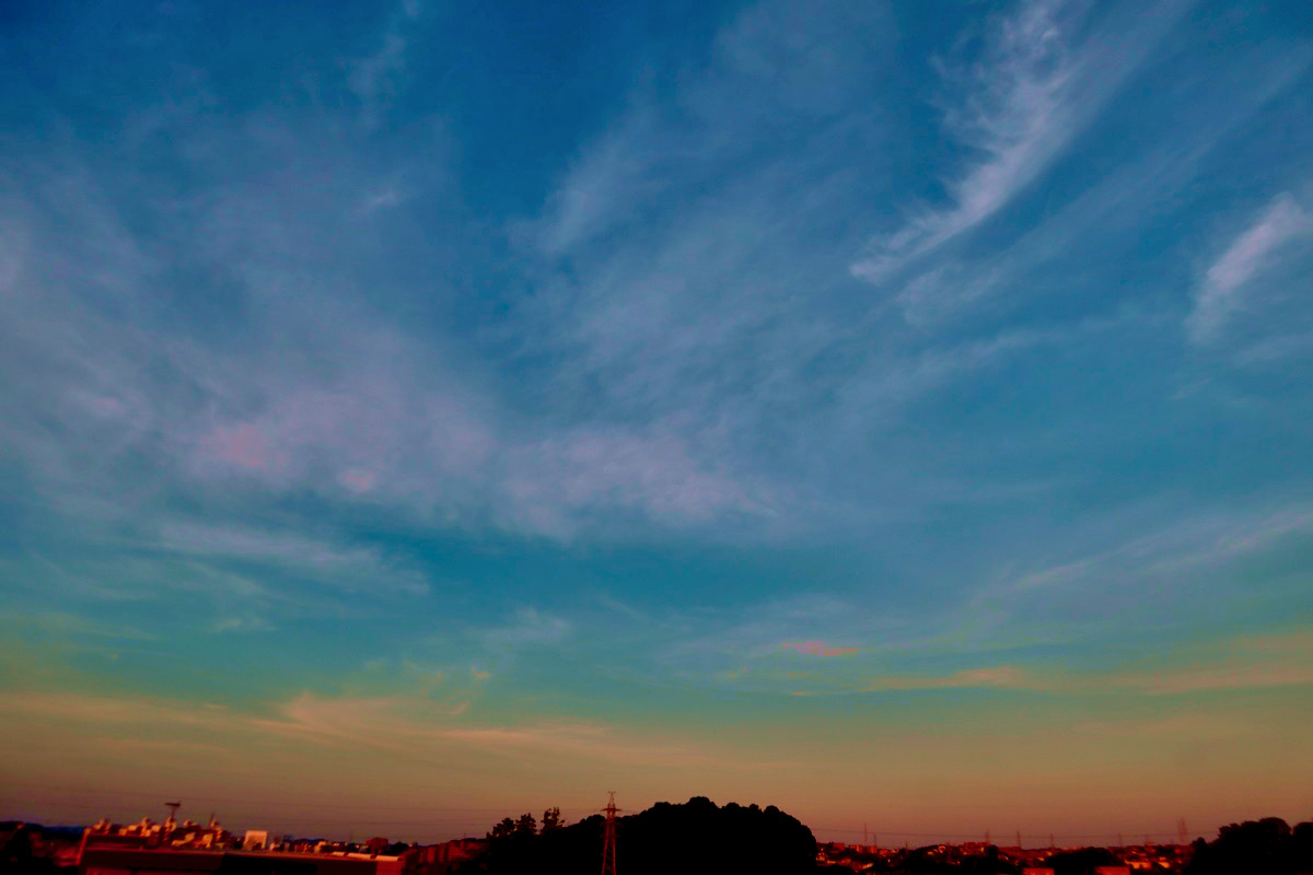 akky31031's tweet photo. 先月終わりの朝の空、こちらは南側です。青空の範囲が広く、ごく地表近くのみが、朝焼けの色合いをしています。　#キリトリセカイ　#朝焼け https://t.co/6erBeKAXcx