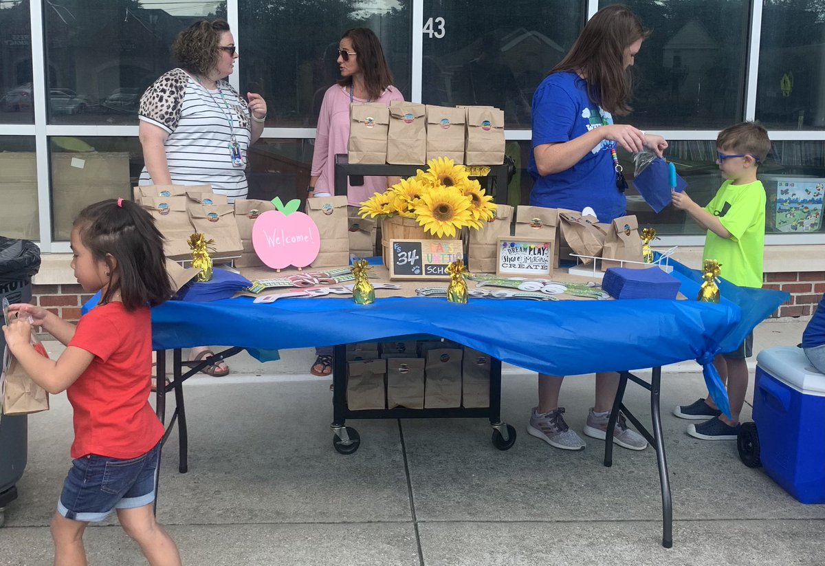 ShelinaSmith's tweet photo. Popsicles w/ the Principal has a great crowd! Lots of excitement welcoming J’Nora Anderson to Franklin Elementary! #1FS @J_Sawrah @tim_schlosser https://t.co/IFaO4jt2SK