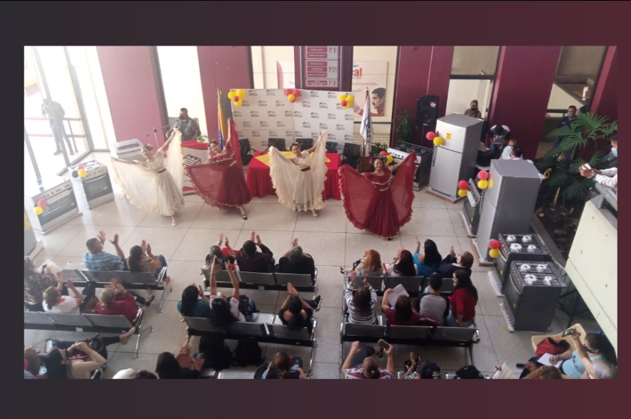 Con presencia de la titular del Ministerio del PP para la Educación <a href="/_LaAvanzadora/">Yelitze Santaella</a> se realiza entrega de Mi Casa Bien Equipada para personal educativo en #Táchira 
Aprobado por <a href="/NicolasMaduro/">Nicolás Maduro</a> 
<a href="/FreddyBernal/">Freddy Bernal</a> 
@MPPEDUCACION 
<a href="/Berzabethg1/">Berzabethgandicaoficial</a>