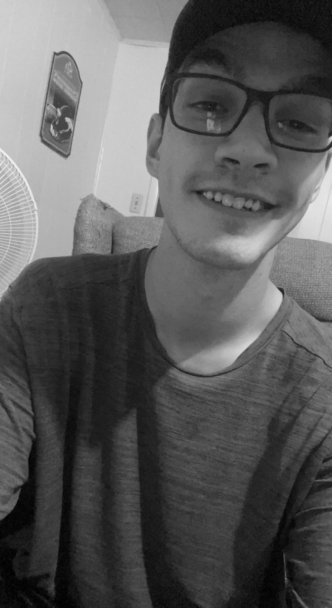 Konradical_99's tweet photo. Shaved face whooo disssss ๐ค#shavedface https://t.co/RYwEZVZlsq