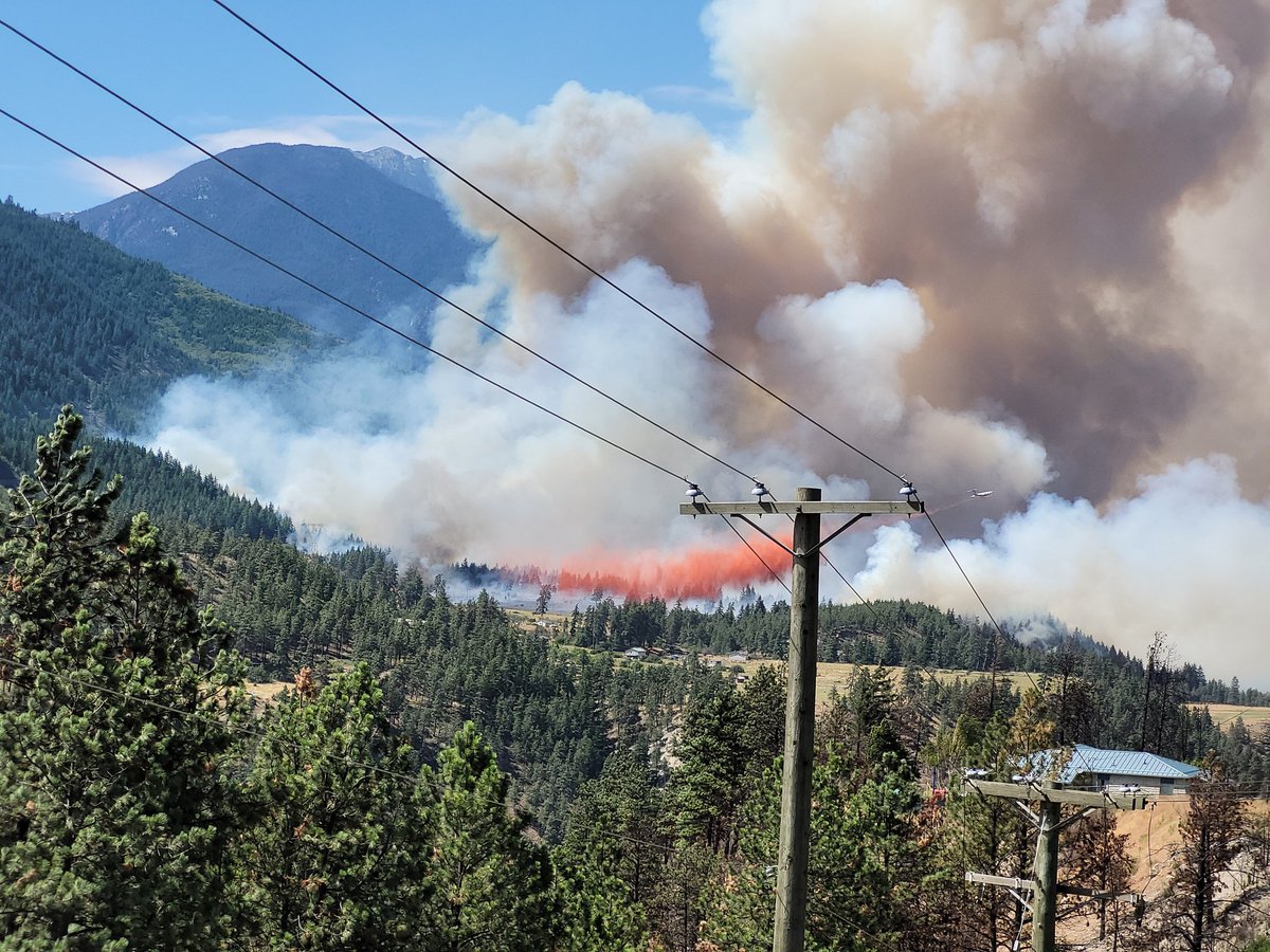 littlebiggene's tweet photo. #Lytton fire on west side at 2 mile. So glad to see the boomers. https://t.co/E1Ayvec7jC