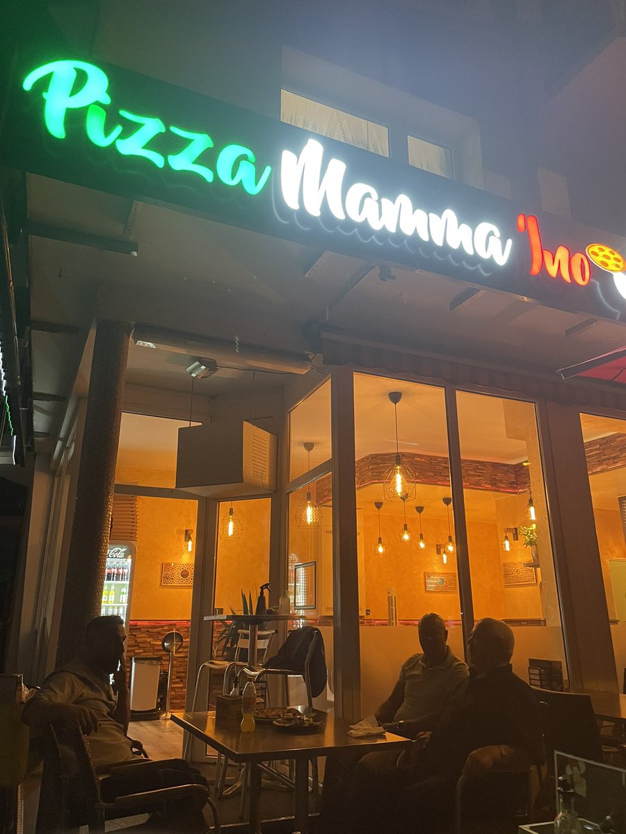 Ktrackers's tweet photo. #Frankfurt. Spätabends. Ein Pizzarestaurant im Viertel. 3 Männer diskutieren auf arabisch und deutsch - zumindest aus der Gestik abgeleitet - den Ursprung des Willy Brandt Platzes. „Willy Brandt. Er war doch Kanzler in den 70er Jahren. Und Helmut Schmidt auch!“ #politischebildung https://t.co/ijd5nPSV8a