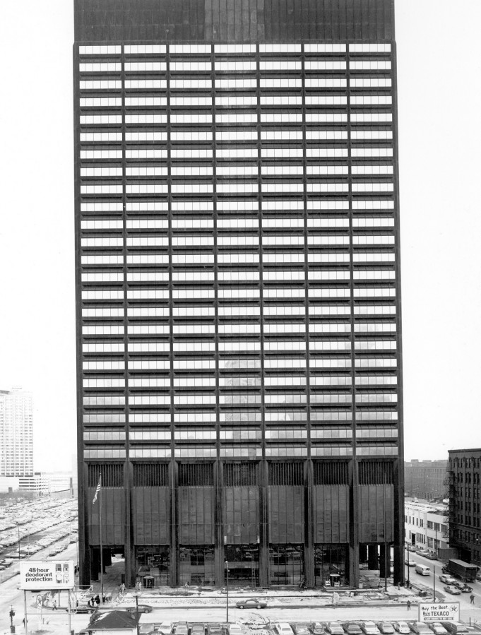 #TBT Designed by Harry Weese, the Time-Life Building on North Fairbanks in #Chicago was completed by Turner in 1969. The 30-story tower was the first building in the United States to employ double-decker elevators. 

#ChicagoHistory #TheMoreYouKnow #TurnerHistory #construction