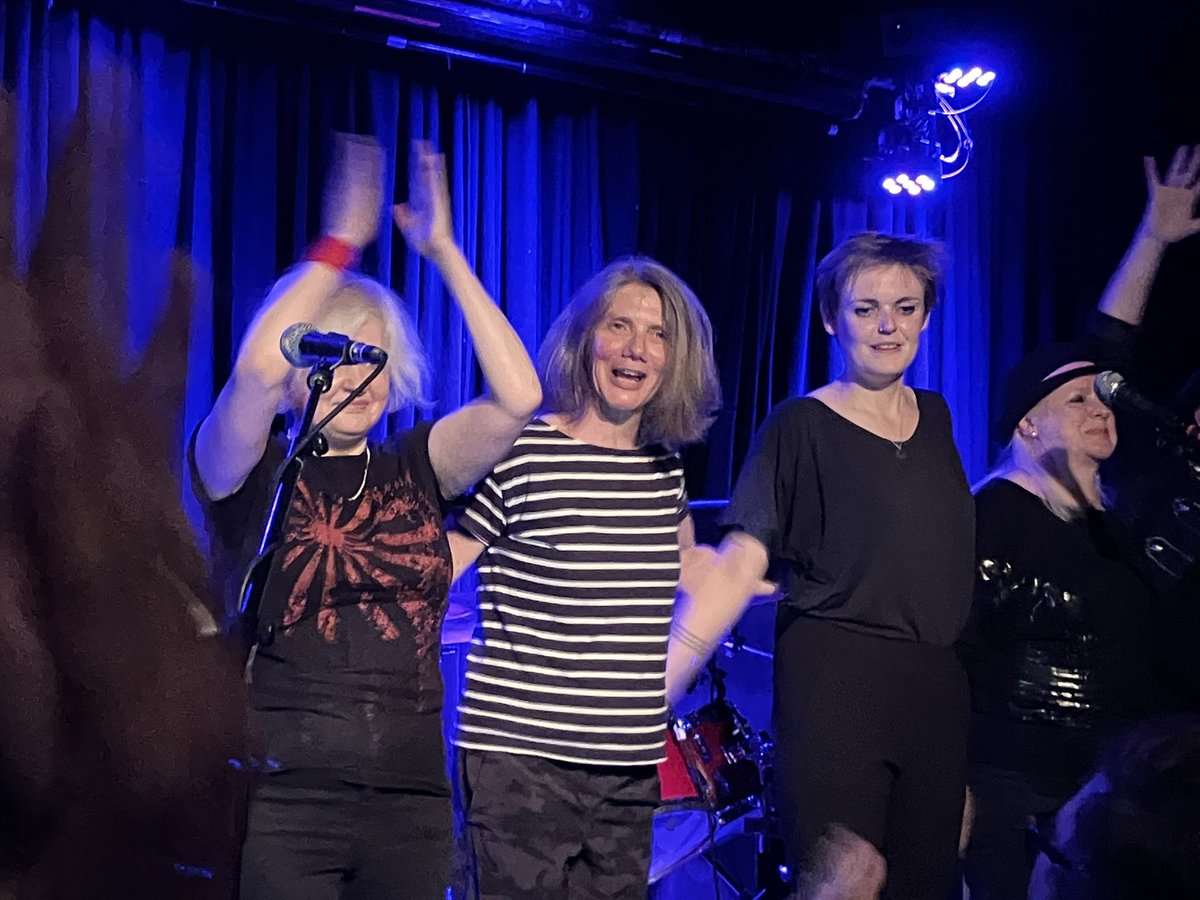 SpectralHeron's tweet image. Oh yes @JoanneJoanneUK were on fire tonight @thelexington .. all the ‘hits’ delivered by the gang fronted by Simone Le Bon (aka Jo Bevan from @DespJournalist) &amp;amp; superbly compered by @charleston51 #planetearth #friendsofmine #myownway #girlsonfilm #duranduran 🔥🕶🎸🌍🥁🌞