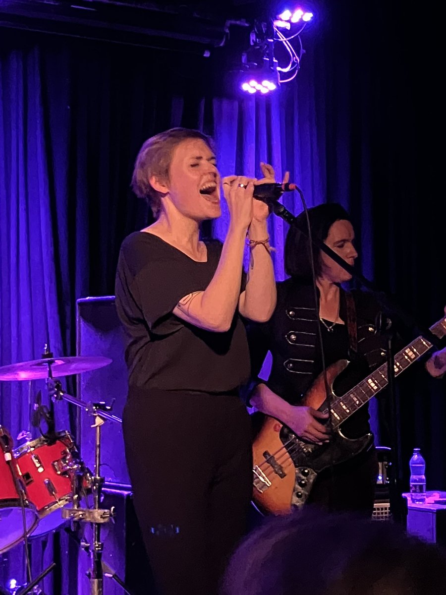 SpectralHeron's tweet image. Oh yes @JoanneJoanneUK were on fire tonight @thelexington .. all the ‘hits’ delivered by the gang fronted by Simone Le Bon (aka Jo Bevan from @DespJournalist) &amp;amp; superbly compered by @charleston51 #planetearth #friendsofmine #myownway #girlsonfilm #duranduran 🔥🕶🎸🌍🥁🌞