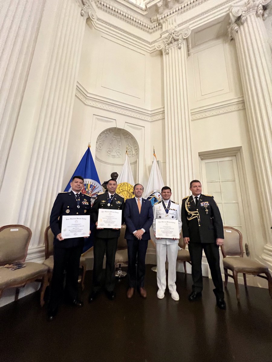 1.8 🇪🇨 🇺🇸 tweet media