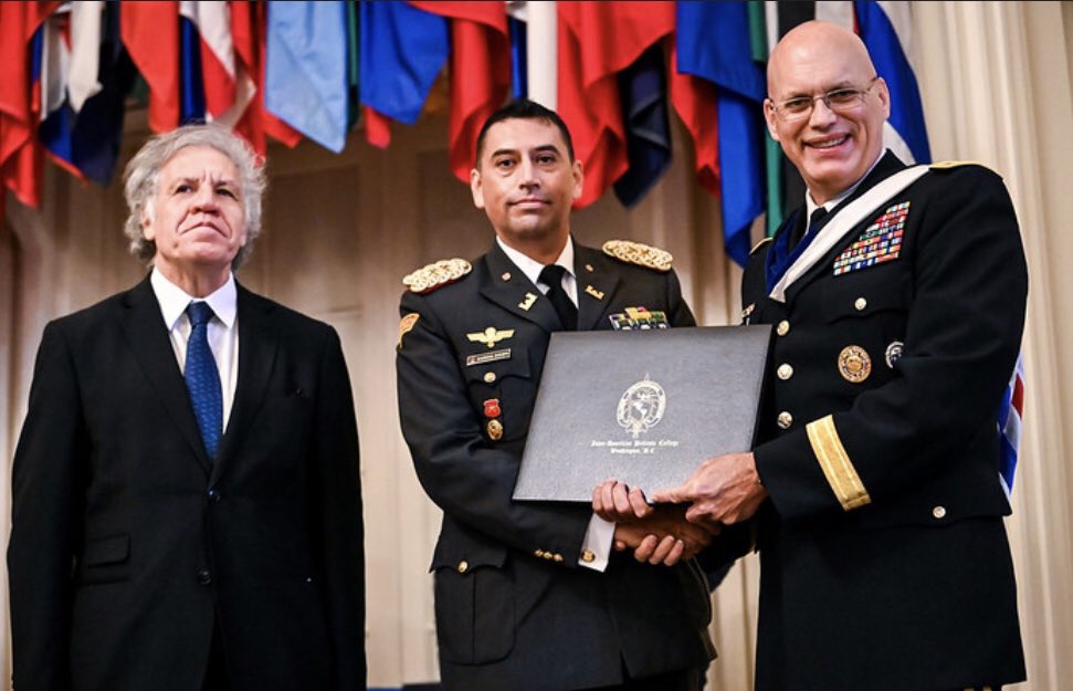 1.8 🇪🇨 🇺🇸 tweet media