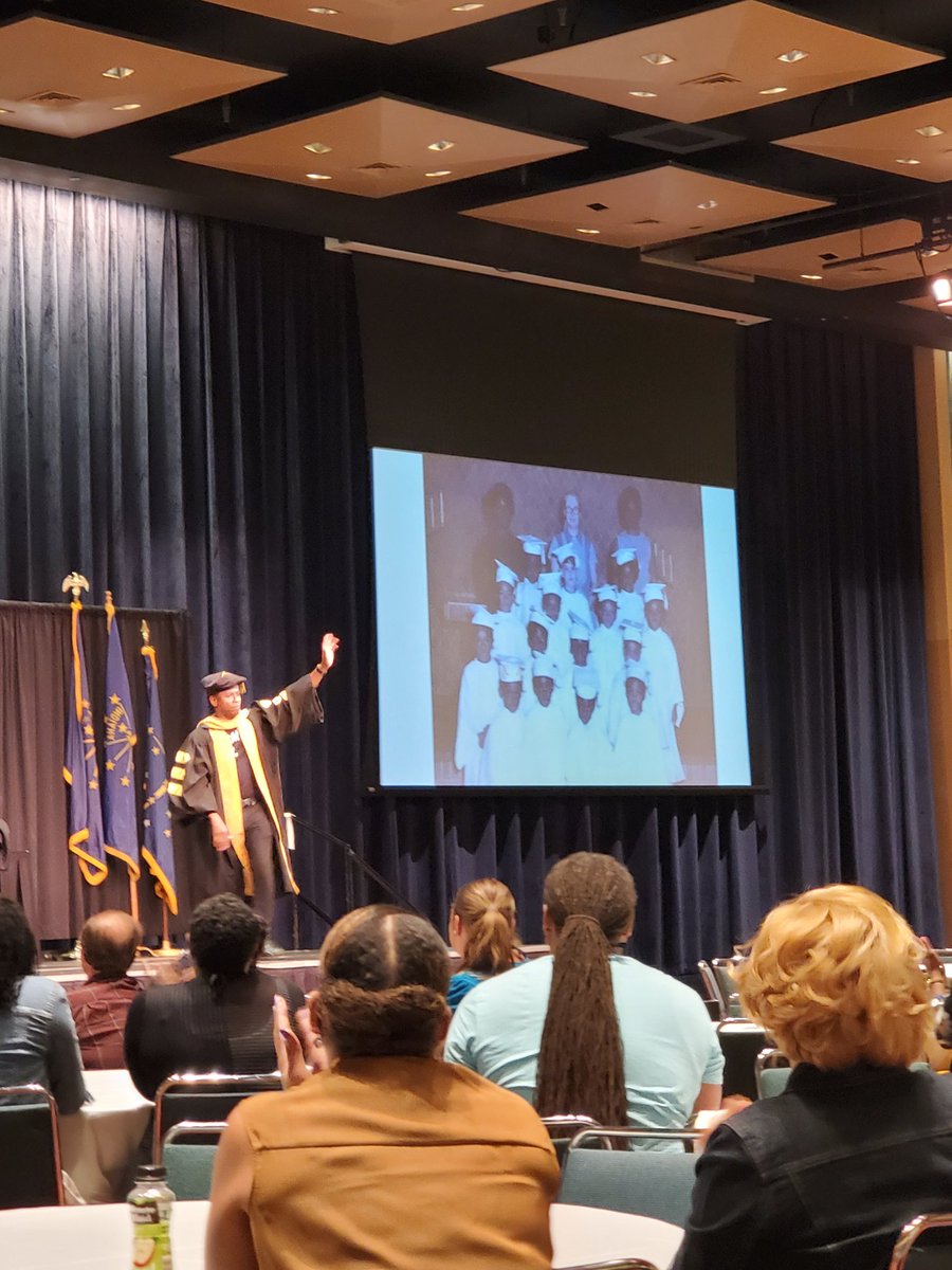 HofmannRocio's tweet photo. Why do I love Indy's Black Expo Education Conference? Because, it pumps me up for the new school year.🙌🏽
@docspeaks is by far the best keynote speaker around. What an inspiration!
"The most effective educators are the most reflective." Mirrors. #wardrobechanges https://t.co/6x63e7V9YU