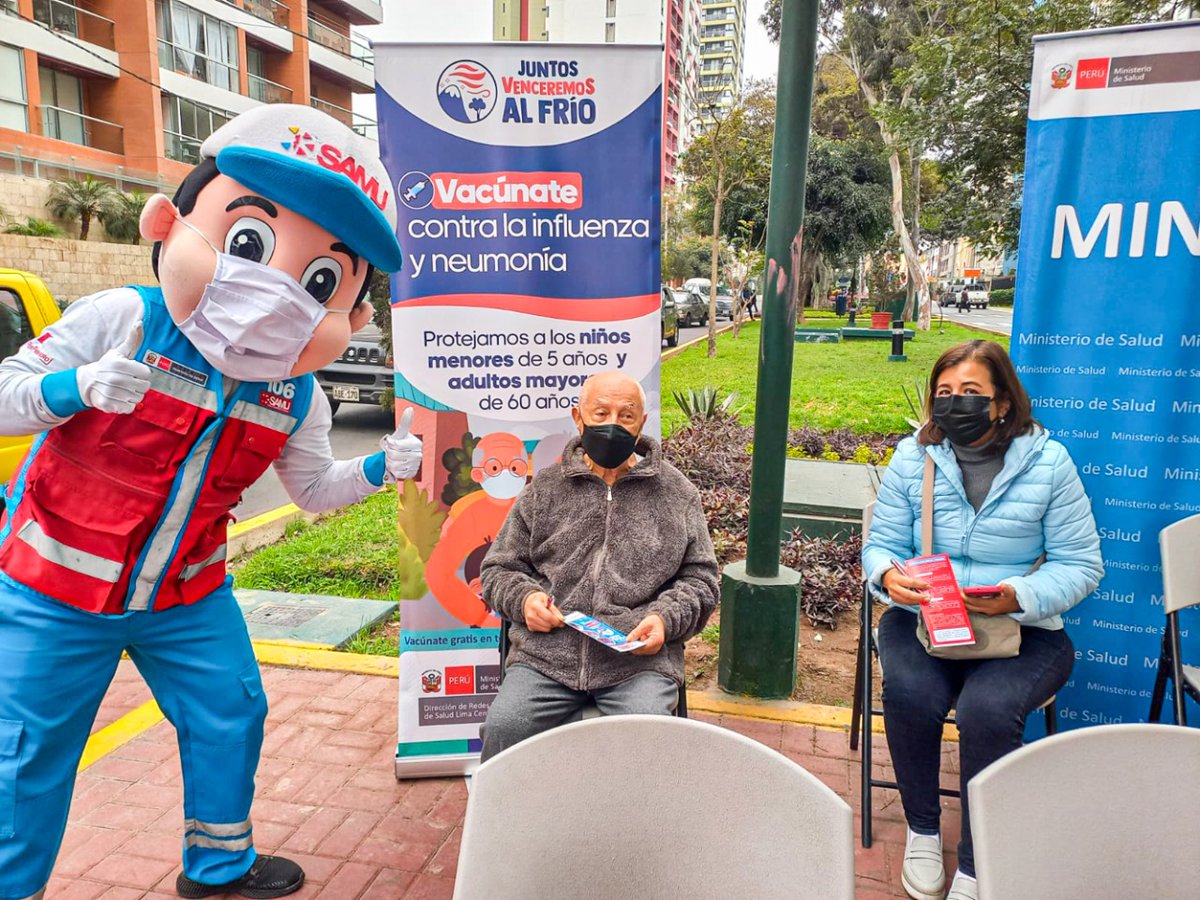 SamuPeruMinsa's tweet photo. 🚨#SAMUInforma: ¡Los mayores de 30 años ya pueden recibir la cuarta dosis! 💉
#SAMU 🚑 partició en la campaña de vacunación del @Minsa_Peru y @Latina_pe contra la #COVID19, influenza y neumococo, con el fin de motivar a la población a completar sus dosis
#VidasQueSalvanVidas https://t.co/MDkt7gKhBt