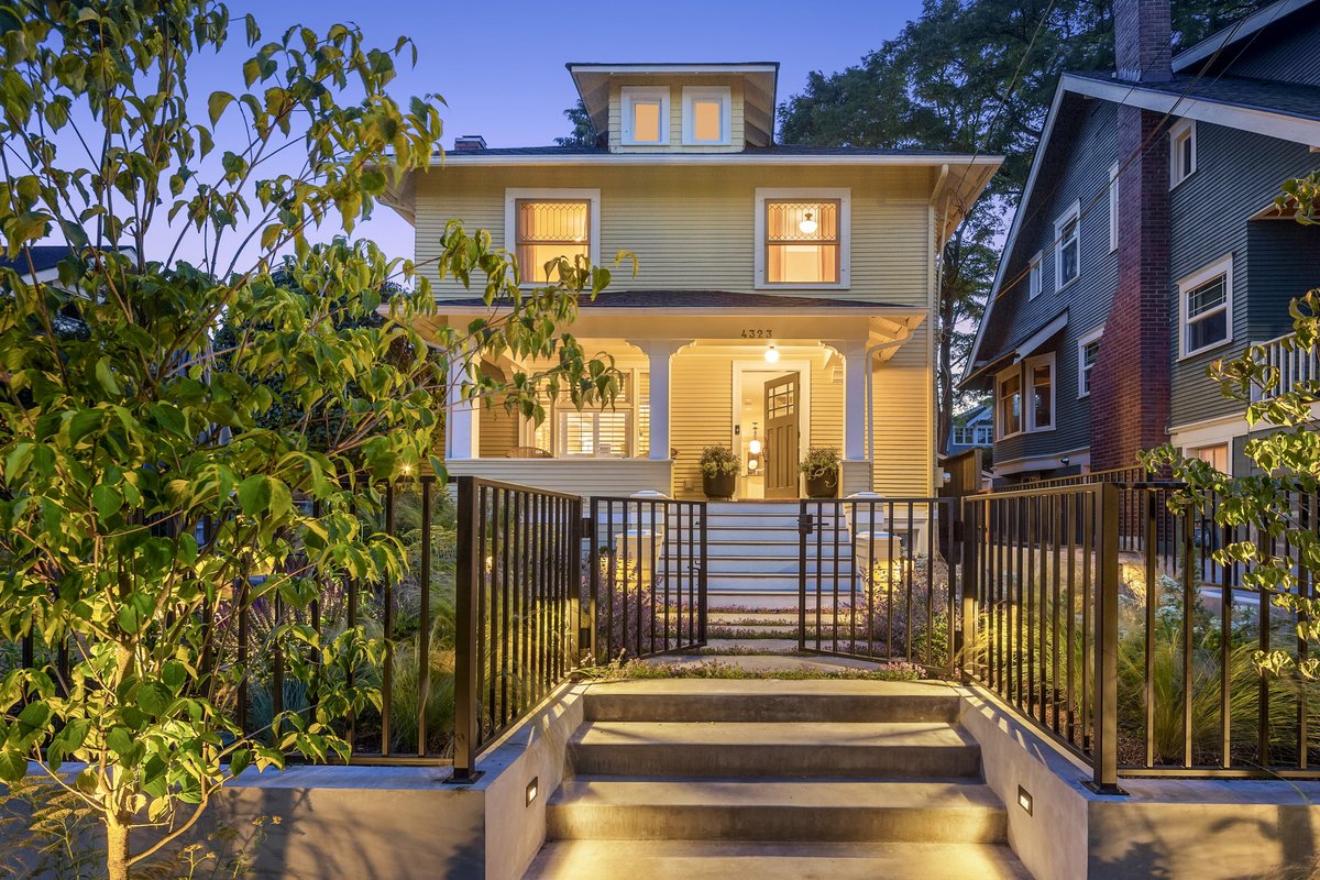 truexproperties's tweet image. A gorgeous and sophisticated 1916 Wallingford Craftsman with designer touches and attention to detail—a calm, beautiful place to call home. This 3 bed, 1.5 bath home blends historic charm and modern updates for today’s living. #justlisted
View Property: bit.ly/3nZUTBv