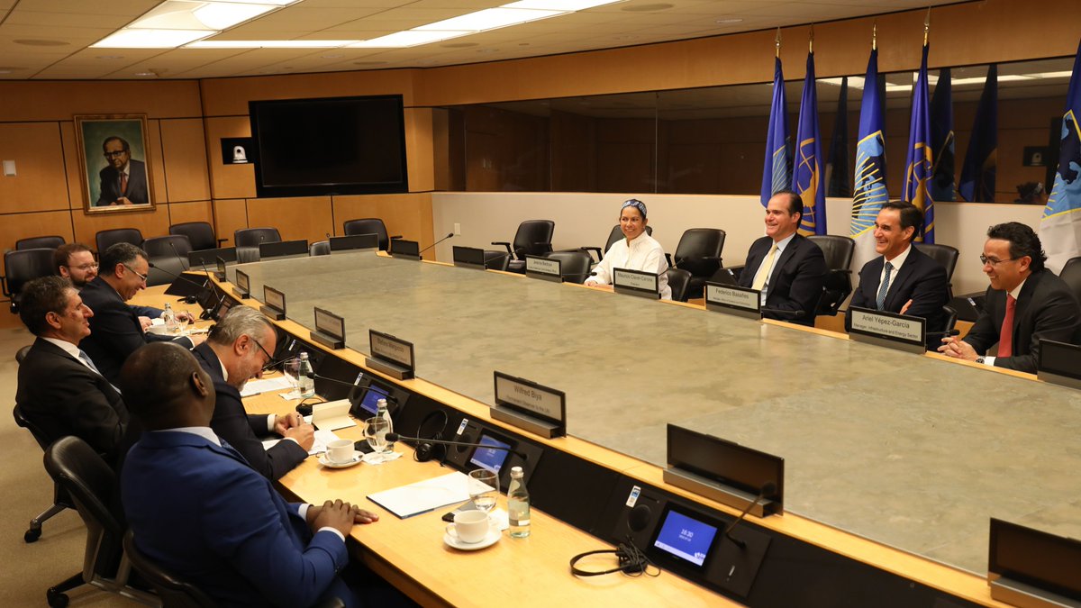 We're excited to explore further synergies with <a href="/IRENA/">IRENA</a> to support the creation and strengthening of #RenewableEnergy value chains in #LatinAmerica and the #Caribbean. President Claver-Carone met with Director-General <a href="/flacamera/">Francesco La Camera</a> to discuss these efforts.