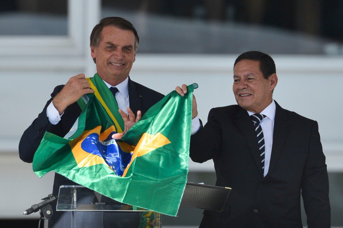 Todos temos o direito de usar nossa bandeira. Um verdadeiro absurdo a decisão dessa juíza, do meu Rio Grande, que proíbe o seu uso sob justificativa eleitoral. O que nós fizemos, foi resgatar o maior símbolo nacional e transformá-lo, novamente, em motivo de orgulho.