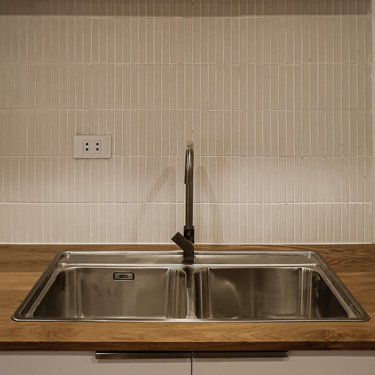 flipspacestudio's tweet photo. White lauan countertop and kitkat splashboard tiles for this muji-inspired house.
#flipspace #flipspacestudio #flipshop #architecture #interiordesign #construction #renovation #residentialph
#mujihouse #townhouseph #quezoncity https://t.co/7HolBq8mCA