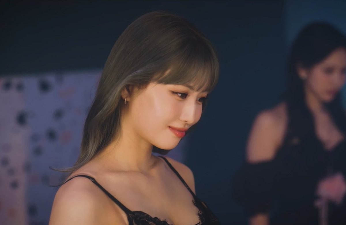 galleryhirai's tweet photo. THE VISUALS OF MOMO ARE JUST INSANE https://t.co/e3YD5GDnTP