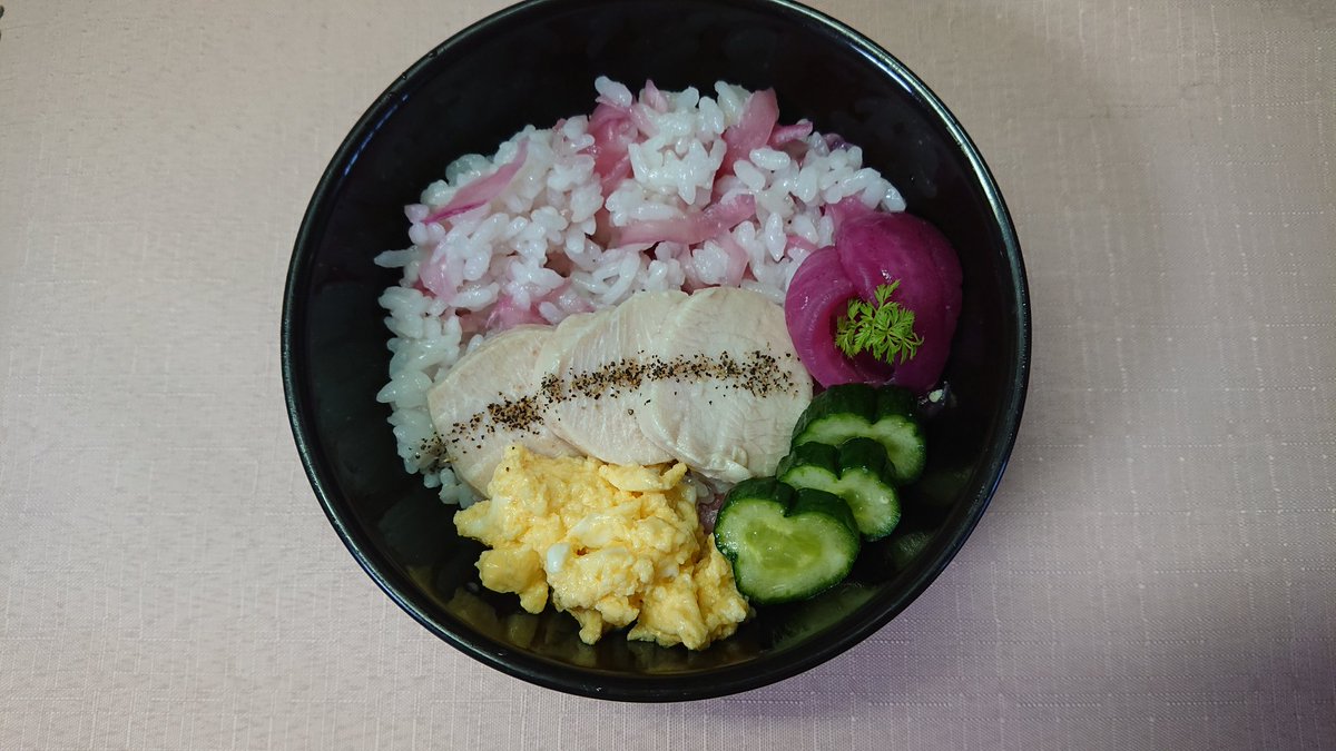 mihome369's tweet photo. 紫玉ねぎを混ぜ込んでピンク色のさっぱりサラダご飯弁当🍱

７月も15日ですねﾊﾔｰ
今日も皆さまのツイートを、仕事の合間に見るのを楽しみに
頑張り過ぎず頑張ってきます💪

#おはようございますいつもありがとうございます行ってきます https://t.co/pZs96gsq5g