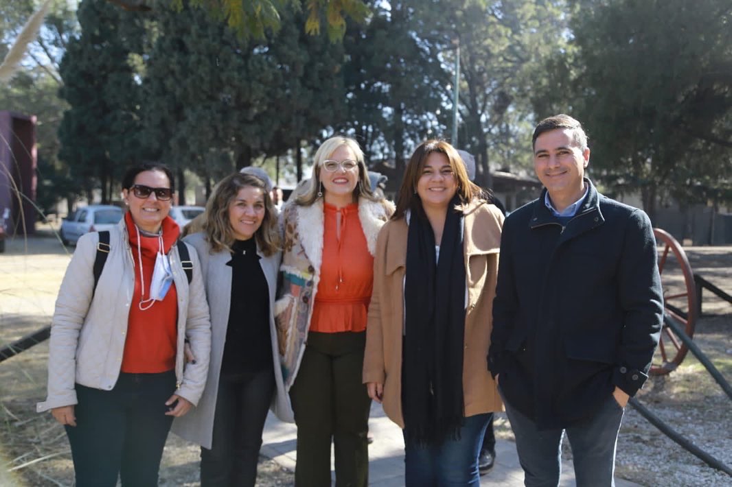 fortvecinalydep's tweet photo. Acompañamos a la presidenta de la Sociedad Rural de Córdoba, @VictMoncada, en el lanzamiento oficial de la 46º edición de la Expo Rural Córdoba 2022. 🐴🌾

🤝🏽 El objetivo es seguir acercando el campo a la ciudad, a través de un trabajo transversal. https://t.co/djcAzJHqWH