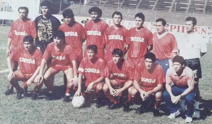 ColombiaPy's tweet photo. #Tbt: A tres décadas del título de 1992 del “Toro Fernandino” 

30 años no son nada. En este año se recuerda el título de 1992. Este es el equipo que en la final del torneo de ascenso ganó por 4 a 2 a Rubio Ñu en el estadio Defensores del Chaco. Ya pasaron tres décadas. https://t.co/nV4NBEWAC3