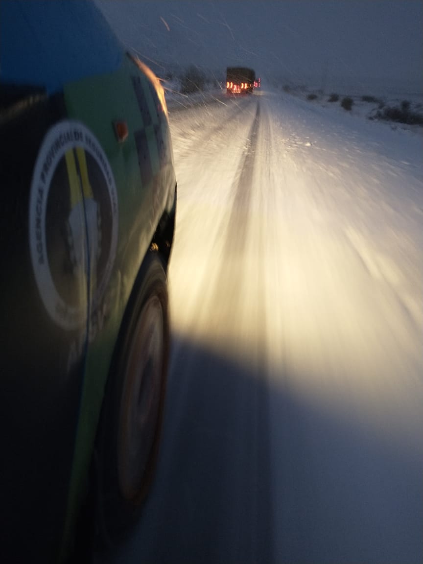 APSVChubut's tweet photo. GOBIERNO DEL CHUBUT
MINISTERIO DE SEGURIDAD
Subsec de Seg Vial |#APSV

#ATENCION  
RN40 tramo Epuyén/Leleque
⚠️Patrullajes preventivos y asistencia a conductores en colocación de cadenas❄️.

⬇️⬇️⬇️ https://t.co/bjtU2xPNb3
