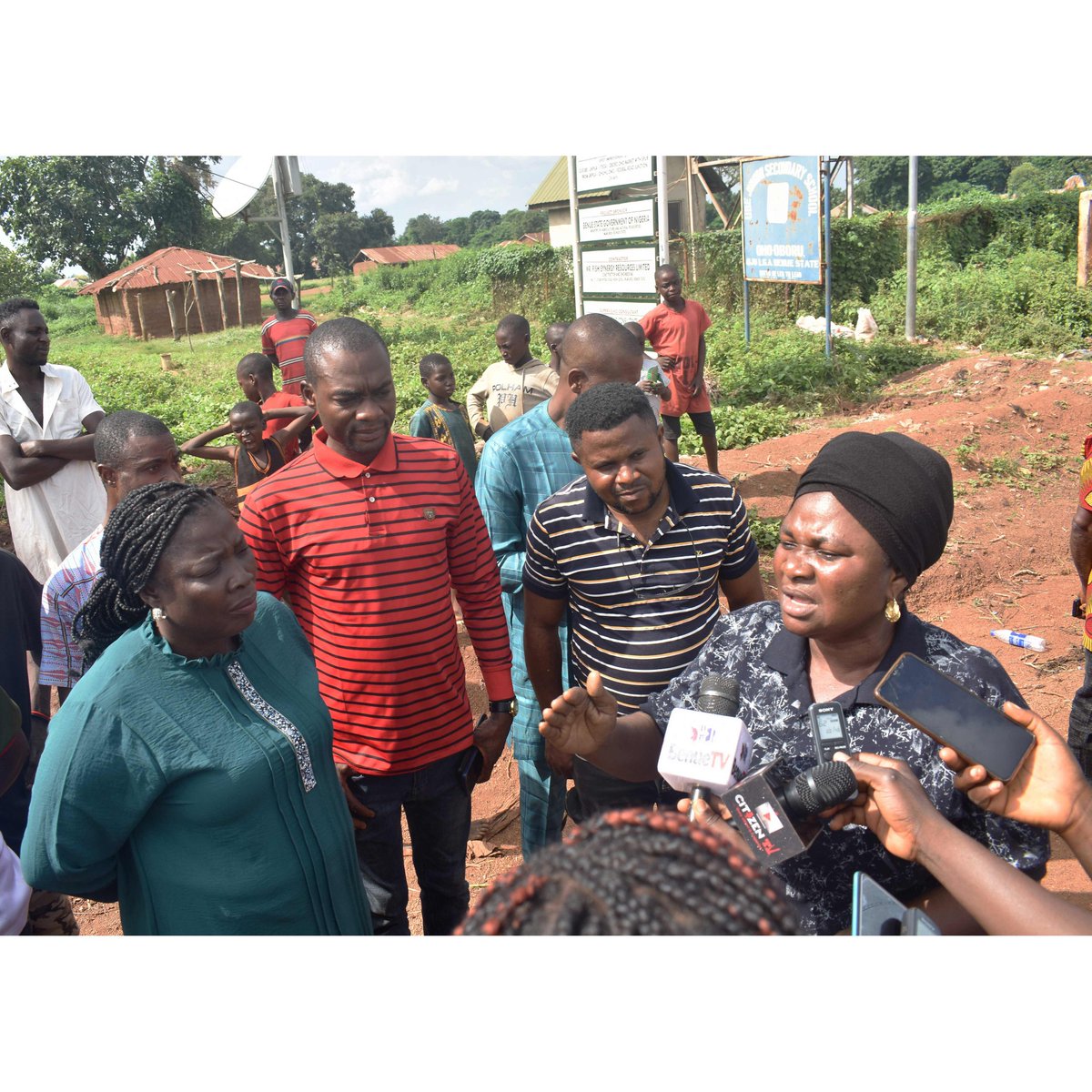 BenueRaamp's tweet photo. Contractor handling Ojegbe-Ukpila-Itega-Oboro Oho market square road (16km) with spur from Ukpila- Ohuhu Owo -Federal toad Junction (8.6km) in Oju Local Government Area , has been charged to hasten work on the project. https://t.co/xhbzlIdv9W https://t.co/EqsHkRndLf
