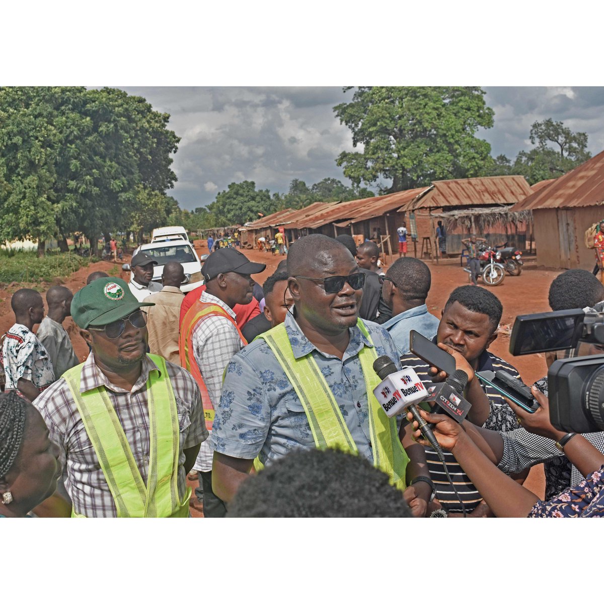 BenueRaamp's tweet photo. Contractor handling Ojegbe-Ukpila-Itega-Oboro Oho market square road (16km) with spur from Ukpila- Ohuhu Owo -Federal toad Junction (8.6km) in Oju Local Government Area , has been charged to hasten work on the project. https://t.co/xhbzlIdv9W https://t.co/EqsHkRndLf