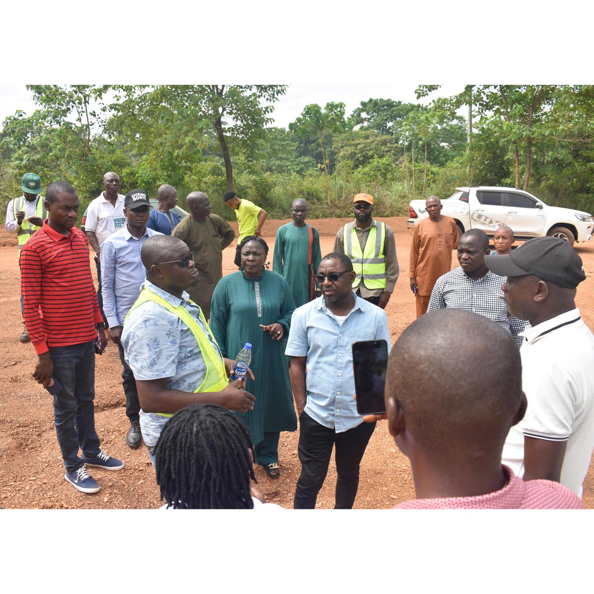 BenueRaamp's tweet photo. Contractor handling Ojegbe-Ukpila-Itega-Oboro Oho market square road (16km) with spur from Ukpila- Ohuhu Owo -Federal toad Junction (8.6km) in Oju Local Government Area , has been charged to hasten work on the project. https://t.co/xhbzlIdv9W https://t.co/EqsHkRndLf