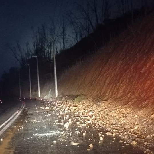 coquimbo_sltv's tweet photo. #LaSerena: Precaución en Ruta D-205 Islón sector ingreso a El Romero. Desprendimiento de tierra y rodados en la vía.

#MinutoAMinuto #ALERTACSL #EstáPasando https://t.co/xcT1YgE8ak