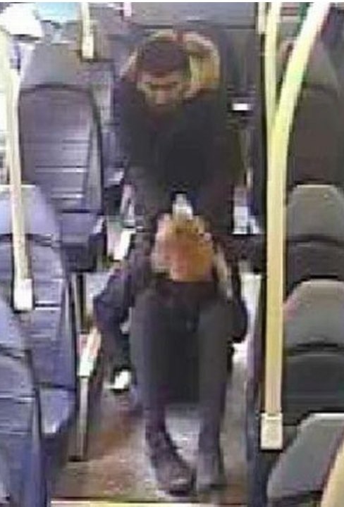 Shocking image of knifeman sex offender slashing 17-year-old's throat on bus in random attack.
manchestereveningnews.co.uk/news/uk-news/s…