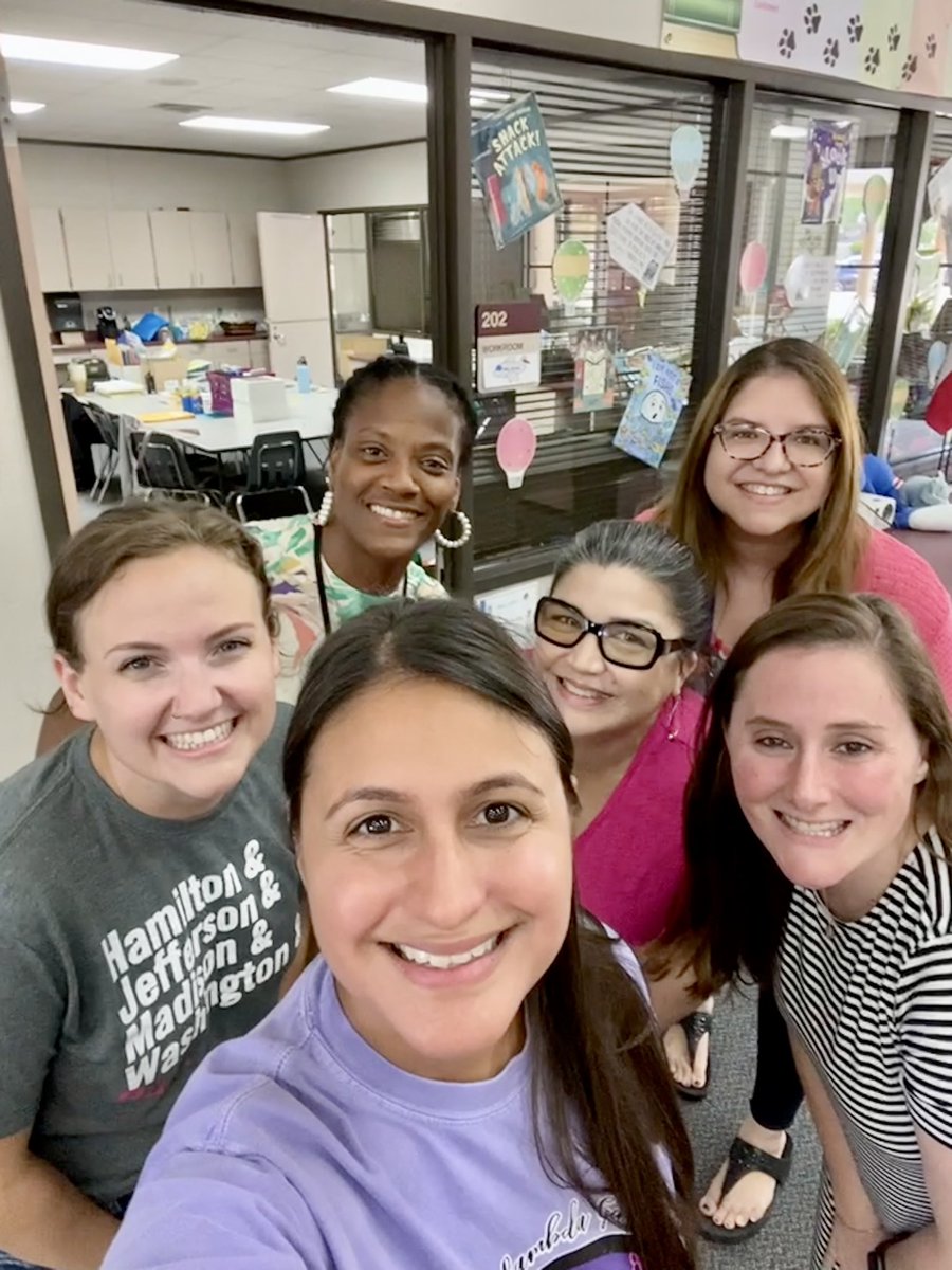 MindyHidalgo's tweet photo. When you’re working with good people, it brings good things out in you! I’ve learned so much from these ladies! Love you all! ❤️#CampLee22 #goodbyesarehard @avalclark @MsJessica_Parra @msnelson_lieder https://t.co/aKl18PN1wP