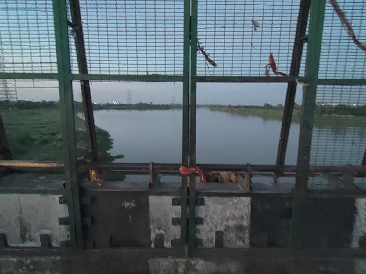 AnkityadavS's tweet photo. Delhi has the beautiful gift in the form of Yamuna river, but sadly this is what we are doing with our gift...
It is our collective responsibility to make Yamuna cleaner....
#yamuna https://t.co/X5246J1iqu