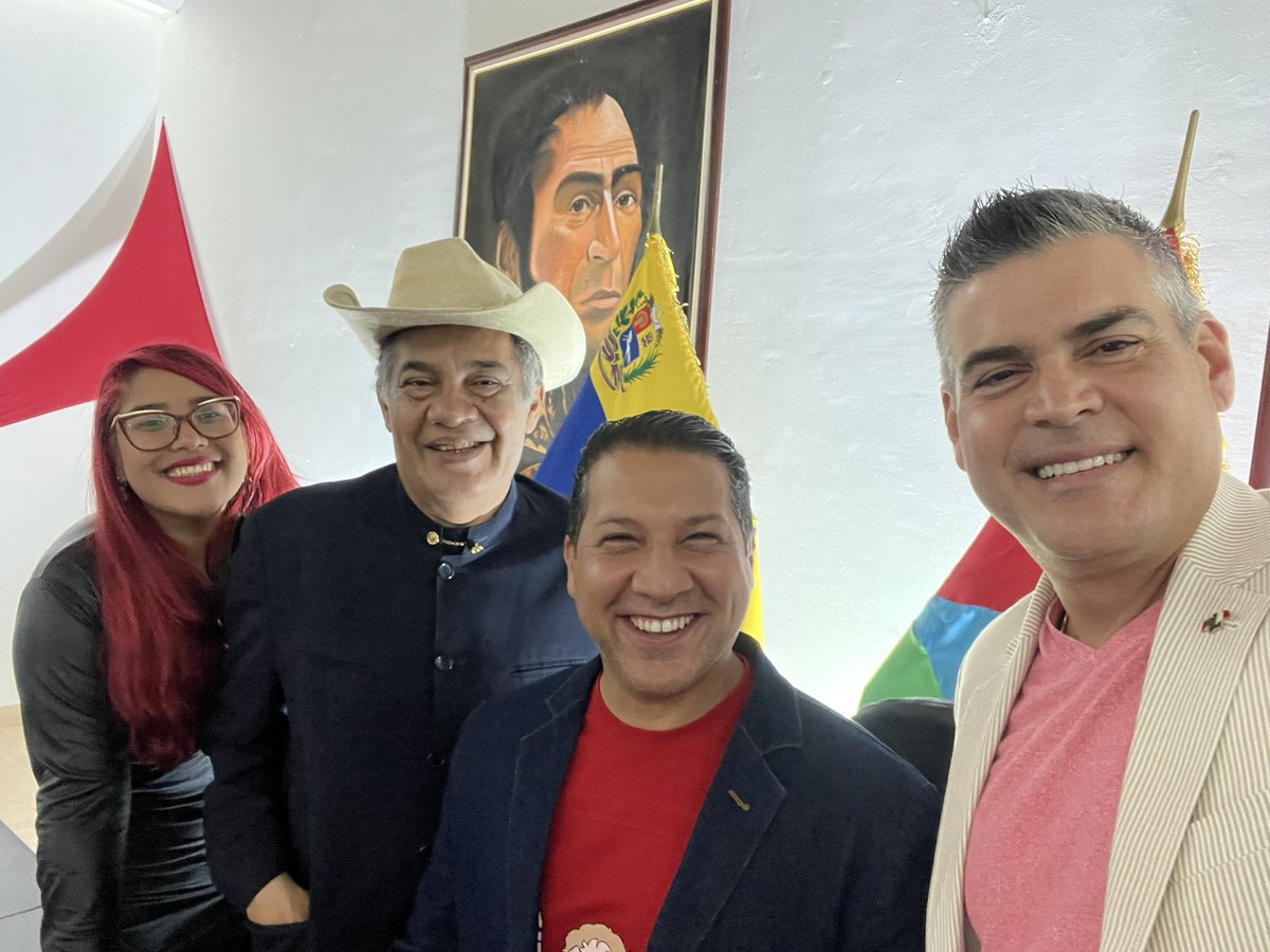 rmessuti's tweet photo. El Concejo Municipal de Caracas de manos de su Pdte @ArangurenAlex1 y la 2da Sec @ErikaBernal_Ven entregó reconocimiento por nuestra labor en pro de la cultura y los artistas, en medio del homenaje por sus 40 años de trayectoria a la Cantora del Alma Leonor Fuguet #MedicinaSocial https://t.co/SJ7gWUAOB9