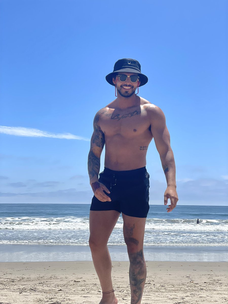 ValleyMerch's tweet photo. Beach papi https://t.co/MgOGXlGZ1a