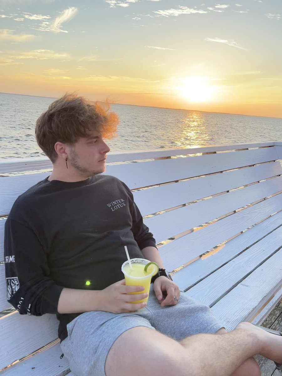 deeebeeeb's tweet photo. damn look at this view....

the sunset was nice too https://t.co/kQjR2Qu4MA