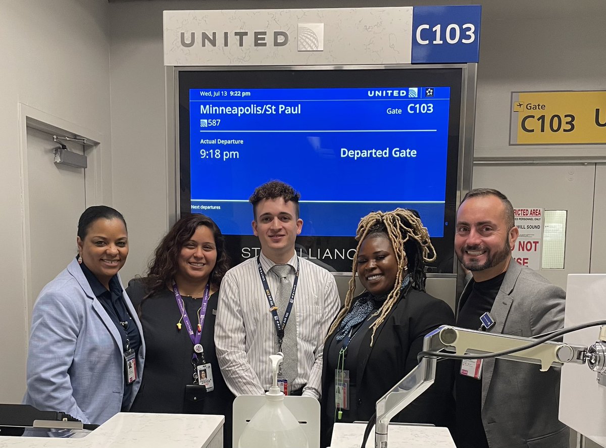 💕this opportunity to mentor the CSRs who are the ✨ future of #EWR @united #unitedconsistencyteam #beingunited #Goodleadstheway @rodney20148 @csarkari @skarabetian @Jordan_Bykowsky @MikeHannaUAL @KevinSummerlin5 @BsquaredUA @JMRoitman