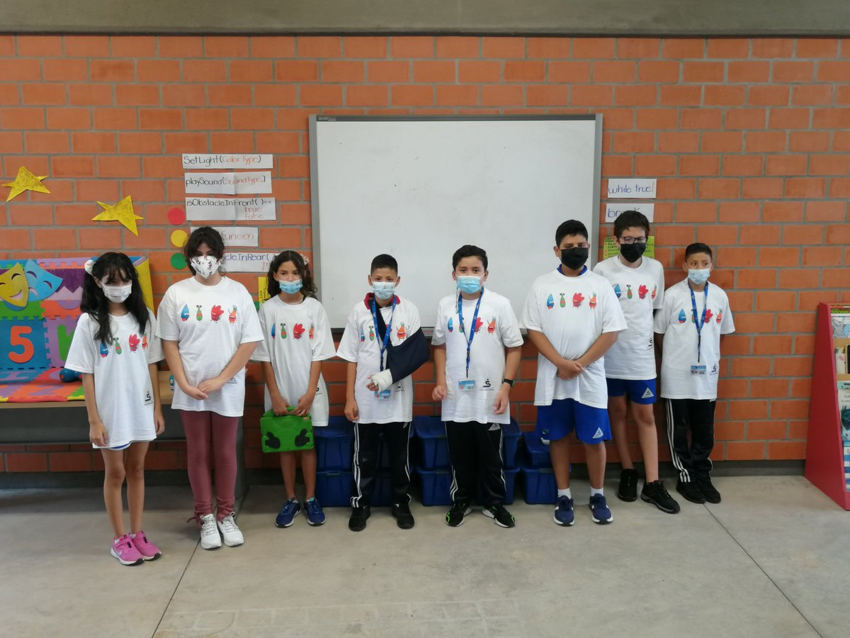 oz_csb's tweet photo. 1a generación club de programación con proyectos en #SwiftPlayGrounds. Felicidades a los chicos, sus papás y a nuestras maestras América y Gina que estuvieron al frente de este club #EveryoneCanCode #ADSinProcess #AppleTeacher @CSBoficial @JJHoyos_CSB @JersonZepeda @oscarzuga https://t.co/JuLGAfCDii