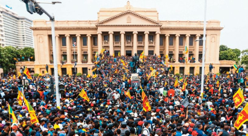 JRdoPT's tweet photo. SRI LANKA: É a revolução!

https://t.co/sshS5wTwXV https://t.co/IsDKva4bci