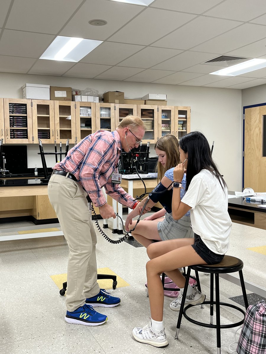 MsJames373's tweet photo. We had a great first week of Summer Academy! This week our students had the opportunity to learn about various professions from guest speakers at @DoylestownHlth in addition to ending the week with a sheep heart dissection. 🫀 @CouncilRockSD #biomedicalscience #STEAM @DevlinRenee https://t.co/lnpVYb4WUI