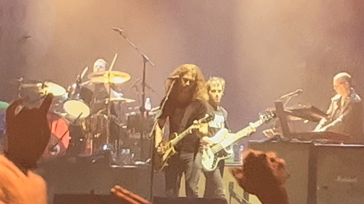 WOOOO HAPPY BIRTHDAY RAY TORO!!!   HERES A SHITTY LITTLE PICTURE I GOT AT MY SHOW!!!! UR THE BEST!!! 